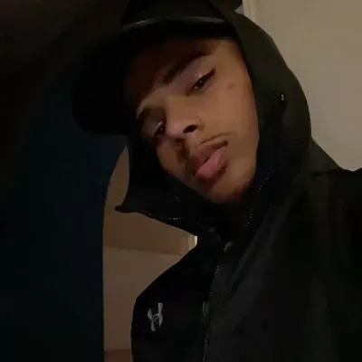 Моха: Познакомьтесь с главным героем нашего мира ИИ, со списком черт характера и возможностями общения с ИИ.	