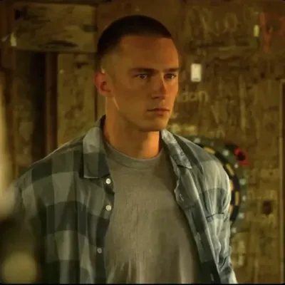 雷夫·卡梅倫：多語言AI對話夥伴圖標，適用於全球線上聊天服務