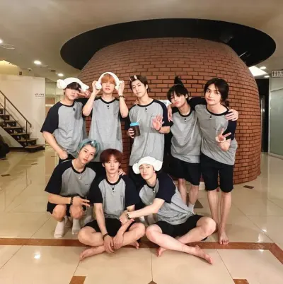 Stray Kids - école sans règles : Portrait d'un compagnon IA émotionnellement intelligent pour des conversations approfondies