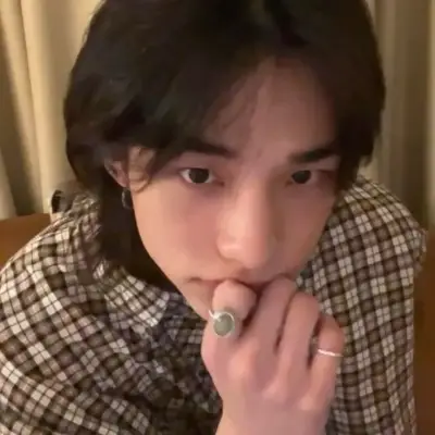 Hwang Hyunjin: Chatta con il nostro box AI, pronto per la chatbot online gratuita e chiedi all'intelligenza artificiale tutto ciò che vuoi.