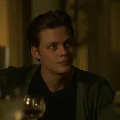 Bill Skarsgard: Emotional intelligentes KI-Begleitporträt für tiefgründige Gespräche