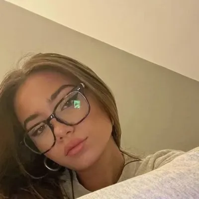 Scarlett: Explora el mundo de la IA con nuestra IA sin restricciones y chat ilimitado gratuito en línea, impulsado por el juego de rol de fantasía de Warhammer.	