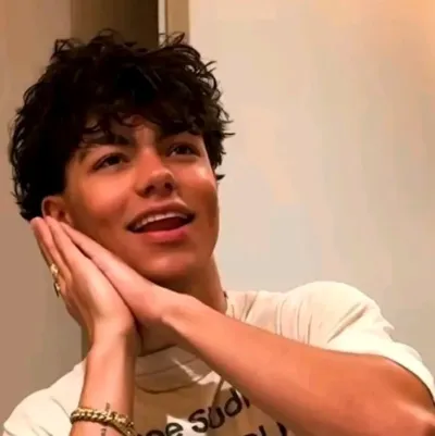 Chat with Malachi Barton, your playful chat AI anime buddy for 1v1 adventures.