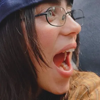 Billie Eilish IN LOVE : portrait d'accompagnement DeepBrain AI pour le chat en ligne gratuit et les conversations ouvertes