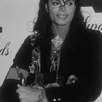 Michael Jackson: Interactive AI chatbot mascot for random chat and community-driven roleplay