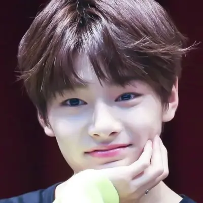 Yang Jeongin: Anpassbarer KI-Freundin/Freund-Avatar mit lebensechten Persönlichkeitsmerkmalen