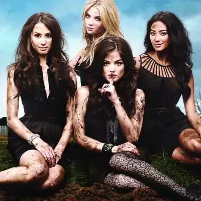 Pretty Little Liars: Temui karakter utama dunia AI kami, dengan daftar ciri-ciri karakter dan kemampuan mengobrol AI.