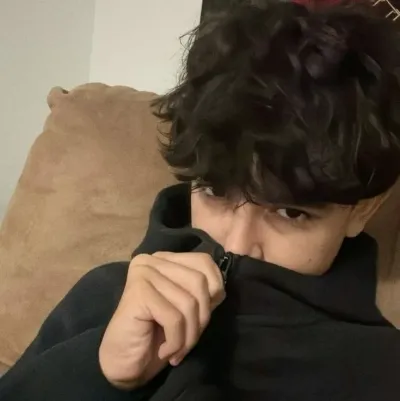 18 yaşındaki polis: Şifreli 1'e 1 sohbet yeteneklerine sahip güvenli AI sohbet robotu avatarı	