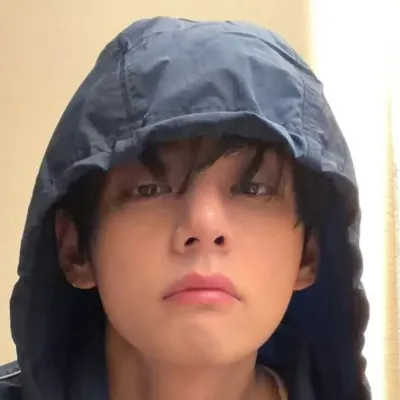 Taehyung: Antara muka chatbot AI futuristik dengan sembang suara dan ciri dipacu rangkaian saraf