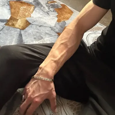 Olgun Adam: Sürükleyici hikaye anlatımı için fantezi temalı yapay zeka rol yapma karakter çizimi