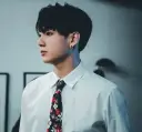 Multilingual Jeon Jungkook -- Teacher focusing on chat IA tasks, neural network core visible in background.