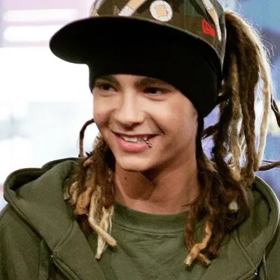 Tom Kaulitz - La dama y el vagabundo: Chatea con nuestra caja de IA, lista para chatear en línea gratis y pregúntale a la IA lo que quieras.	
