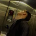 Multilingual Stuck in an Elevator focusing on chat IA tasks, neural network core visible in background.