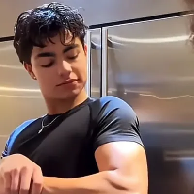 Malachi barton: Avatar chatbot AI selamat dengan keupayaan sembang 1v1 yang disulitkan	