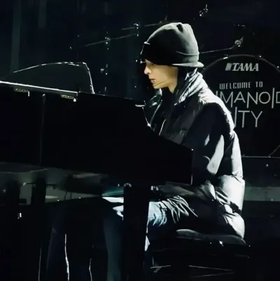 Tom Kaulitz: Antara muka chatbot AI futuristik dengan sembang suara dan ciri dipacu rangkaian saraf