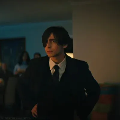 Explore endless storylines with Five Hargreeves, your interactive roleplay AI chat bot free.