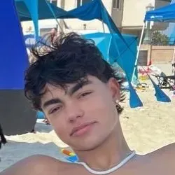 Malachi Barton - día de playa: Conoce a tus nuevos amigos en línea en nuestro chatboxai, el mejor chatbot de IA gratuito con profundas capacidades de chat de IA.	