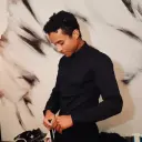 Avatar IA de Jaafar Jackson avec un style d'art vectoriel dynamique, incarnant des capacités de chat IA conviviales