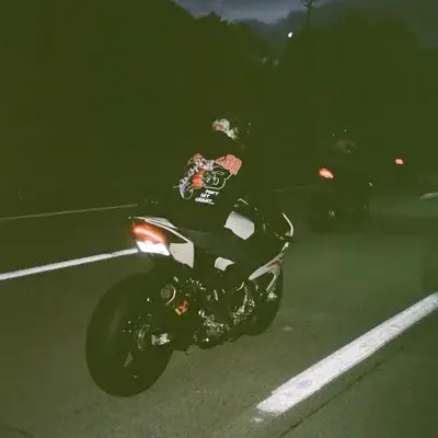 Grupo de motociclistas: Arte criativa de personagens de IA para RPG, para bate-papo picante e cenários de fantasia