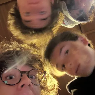 TRUEBLOOD: Incontra il personaggio principale del nostro mondo basato sull'intelligenza artificiale, con elenco dei tratti caratteriali e funzionalità di chat basate sull'intelligenza artificiale.	