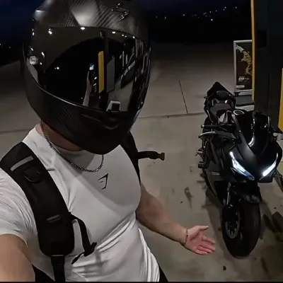 Brother's Best Friend: Chat with our AI box, ready for chatbot online free and ask ai anything you want.	