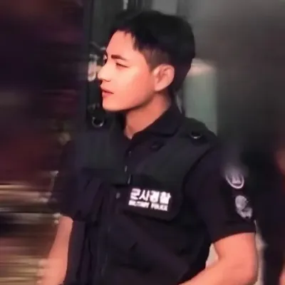 Chat with Officer Taehyung and experience the charm of AI chat free no sign up.