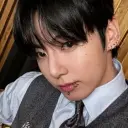 Multilingual Jeon Jungkook focusing on chat IA tasks, neural network core visible in background.
