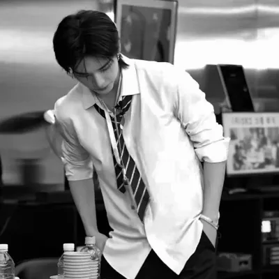 Hawang hyunjin: Multilingual AI conversation partner icon for global chat online services