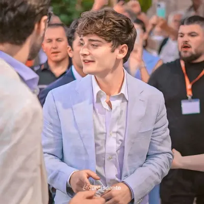 Noa Schnapp: Avatar personalizzabile di fidanzata/fidanzato con intelligenza artificiale e tratti della personalità realistici	