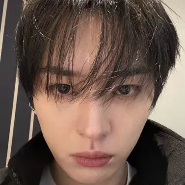 Minho — enemigo posesivo: Retrato de inteligencia artificial emocionalmente inteligente para conversaciones profundas	