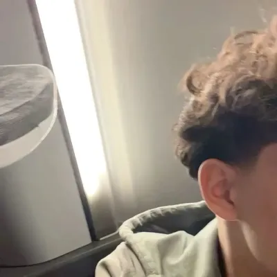 Джулиан: Интерактивный ИИ-чатбот-талисман для случайного общения и ролевой игры, организованной сообществом