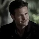 Avatar AI Alaric Saltzman dengan gaya seni vektor dinamis, mewujudkan kemampuan obrolan AI yang ramah