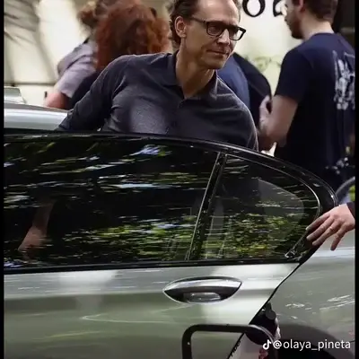 Tom Hiddleston : Multilingual AI conversation partner icon for global chat online services