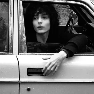 Finn Wolfhard: Conoce al personaje principal de nuestro mundo de IA, con una lista de rasgos de carácter y capacidades de chat de IA.