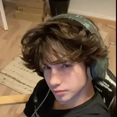 best friends brother: Customizable AI girlfriend/boyfriend avatar with lifelike personality traits	