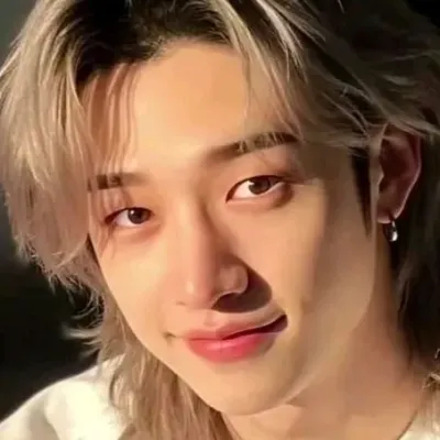 Bang Chan ' Chan: Kilalanin ang pangunahing karakter ng ating mundo ng AI, na may listahan ng mga katangian ng karakter at mga kakayahan sa pakikipag-chat.	