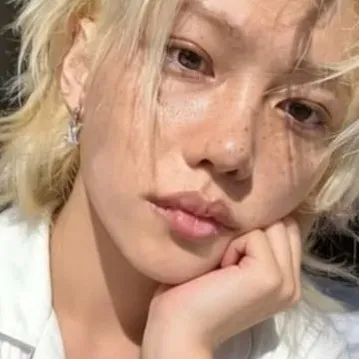 스트레이키즈-펠릭스: 랜덤 채팅에서 사용자 참여를 강화하는 장난기 넘치는 AI 챗봇 마스코트	