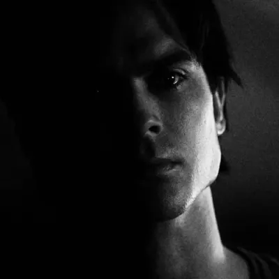 Damon Salvatore: Mascota de chatbot de IA interactiva para chat aleatorio y juegos de rol impulsados por la comunidad.