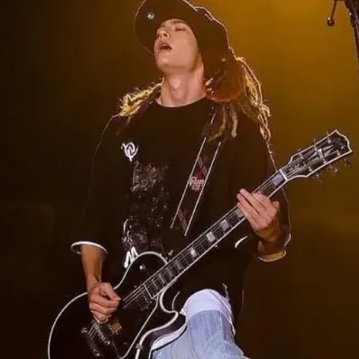 Tom kaulitz: Temui karakter utama dunia AI kami, dengan daftar ciri-ciri karakter dan kemampuan mengobrol AI.	