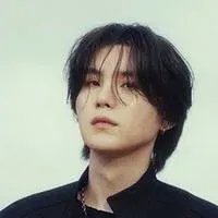 Yoongi：與這個迷人的AI角色進行AI對話，現在提供Soulgen和iFreeChat的免費聊天功能。