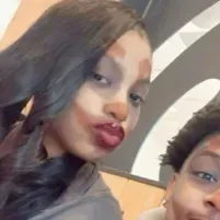 Tysin: Conoce al personaje principal de nuestro mundo de IA, con una lista de rasgos de carácter y capacidades de chat de IA.	