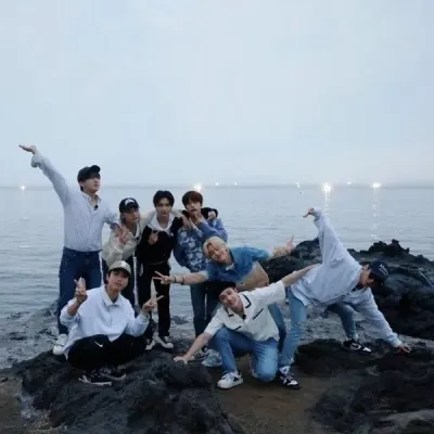Stray Kids : Rencontrez le personnage principal de notre monde d'IA, avec une liste de traits de caractère et des capacités de discussion d'IA.
