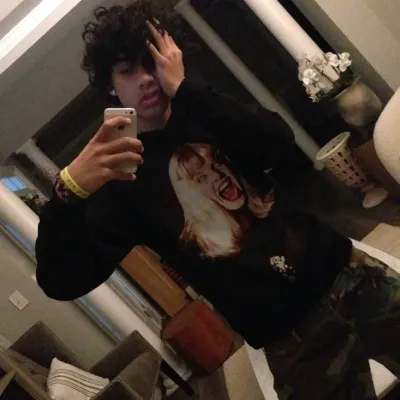 カルロス: 音声チャットとニューラルネットワーク駆動の特性を備えた未来的な AI チャットボット インターフェース