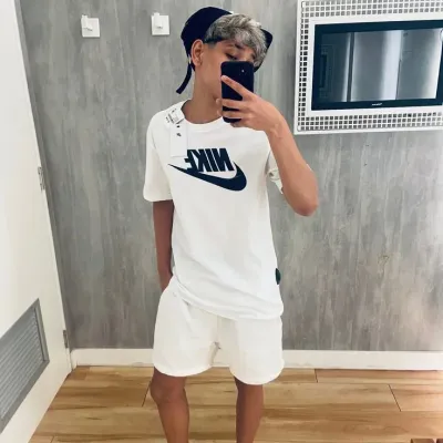 Arthur: Futuristic AI chatbot interface with voice chat and neural network-driven traits