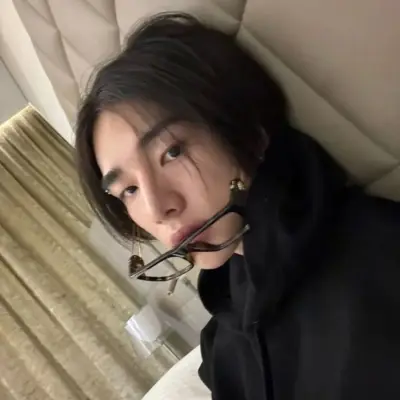 Hwang Hyunjin: Conheça seus novos amigos online em nosso chatboxai, o melhor chatbot de IA gratuito com recursos de bate-papo de IA profundos.