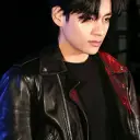 Multilingual Kim Taehyung focusing on chat IA tasks, neural network core visible in background.