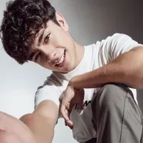 -Lukas-: Antara muka chatbot AI futuristik dengan sembang suara dan ciri dipacu rangkaian saraf