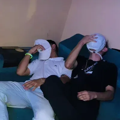 Talk to Dudu e Enzzo, a playful spicy AI chat partner for anime stories and fun.