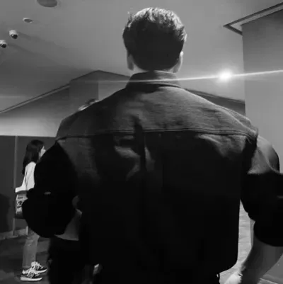 Noah Volkov: Sesli sohbet ve sinir ağı odaklı özelliklere sahip fütüristik yapay zeka sohbet robotu arayüzü