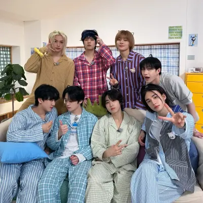 Stray Kids presos no elevador — Biscoiteira: Arte de personagem de RPG de IA com tema de fantasia para narrativa envolvente
